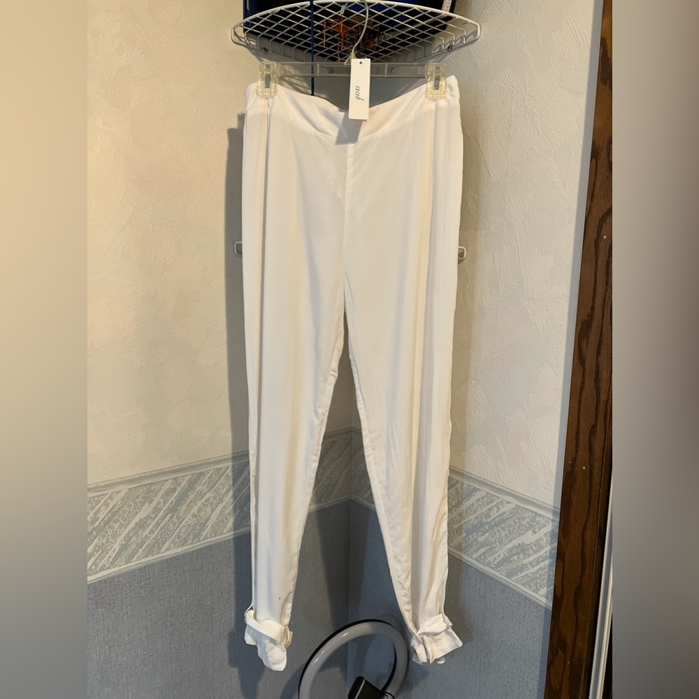 White pants for women